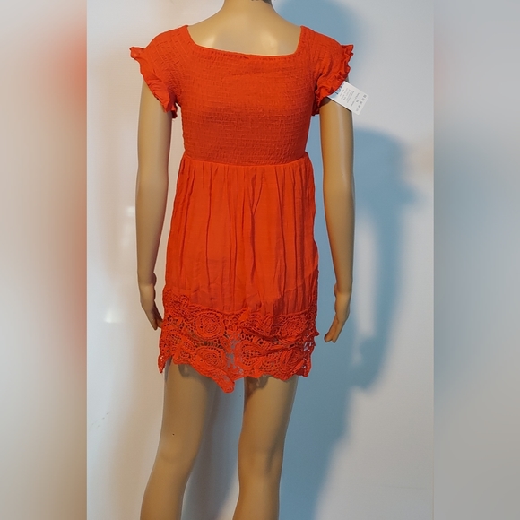 Statement Red: Icon Apparel's Vibrant Short-Sleeve Dress in Size M - Picture 10 of 16